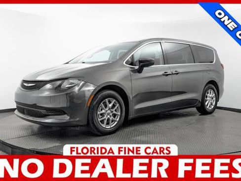 Used 2023 Chrysler Voyager LX FWD image 1
