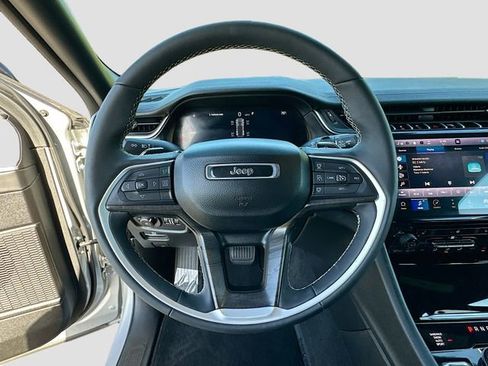 Used 2024 Jeep Grand Cherokee Limited image 11