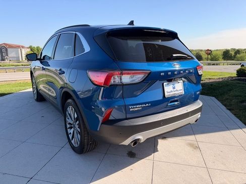 Used 2022 Ford Escape Titanium AWD/4WD image 3