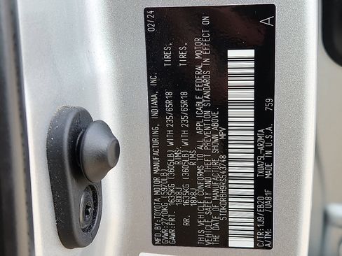 Used 2024 Toyota Highlander XLE image 28