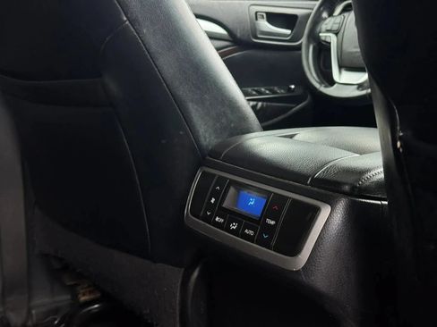 Used 2014 Toyota Highlander XLE AWD/4WD image 19