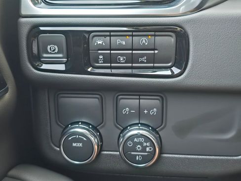 Used 2025 GMC Yukon XL Elevation RWD image 23