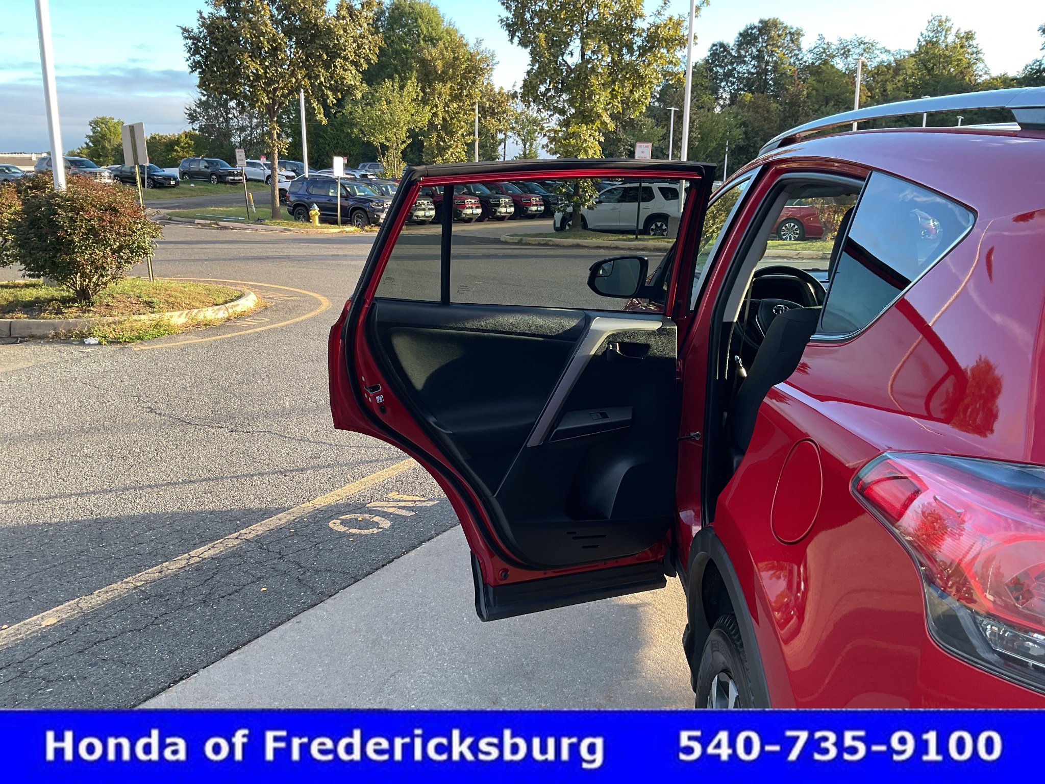 Used 2017 Toyota RAV4 LE AWD/4WD image 16
