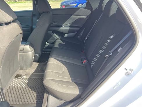 Used 2025 Hyundai Elantra SEL image 11