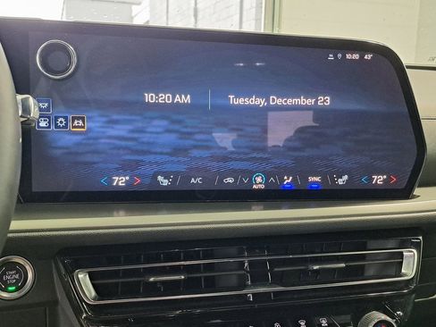 Used 2025 Chevrolet Traverse LT image 15