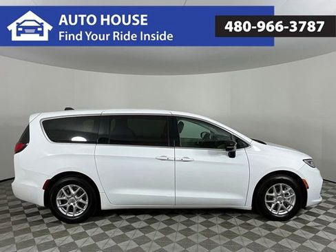 Used 2024 Chrysler Pacifica Touring-L FWD image 2