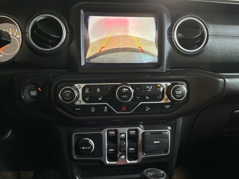 Used 2018 Jeep Wrangler Unlimited Sahara w/ Uconnect 4C Nav & Sound Group AWD/4WD image 34