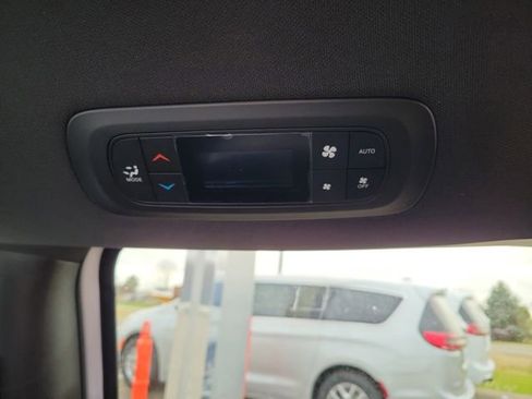 New 2026 Chrysler Pacifica Select image 17