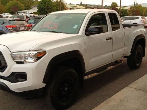 Used 2020 Toyota Tacoma SR image 3