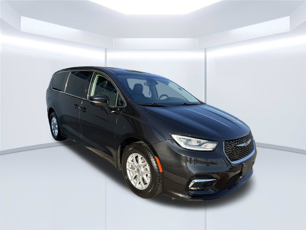 Used 2023 Chrysler Pacifica Touring-L FWD image 9