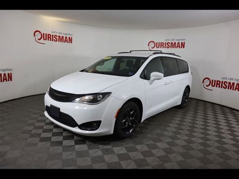 Used 2018 Chrysler Pacifica Touring Plus w/ S Appearance Package image 4