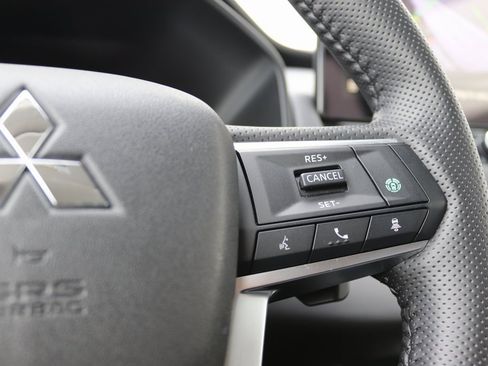 Used 2025 Mitsubishi Outlander SE image 7