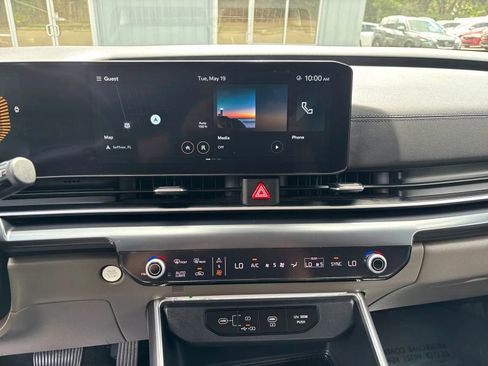 Used 2025 Kia Carnival FWD image 19