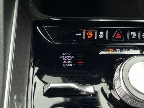 Used 2023 Jeep Wagoneer L 4WD w/ Rear Seat Video Group 1 image 24