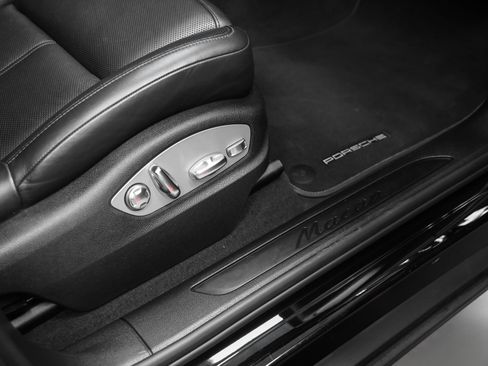 Certified 2020 Porsche Macan AWD/4WD image 18