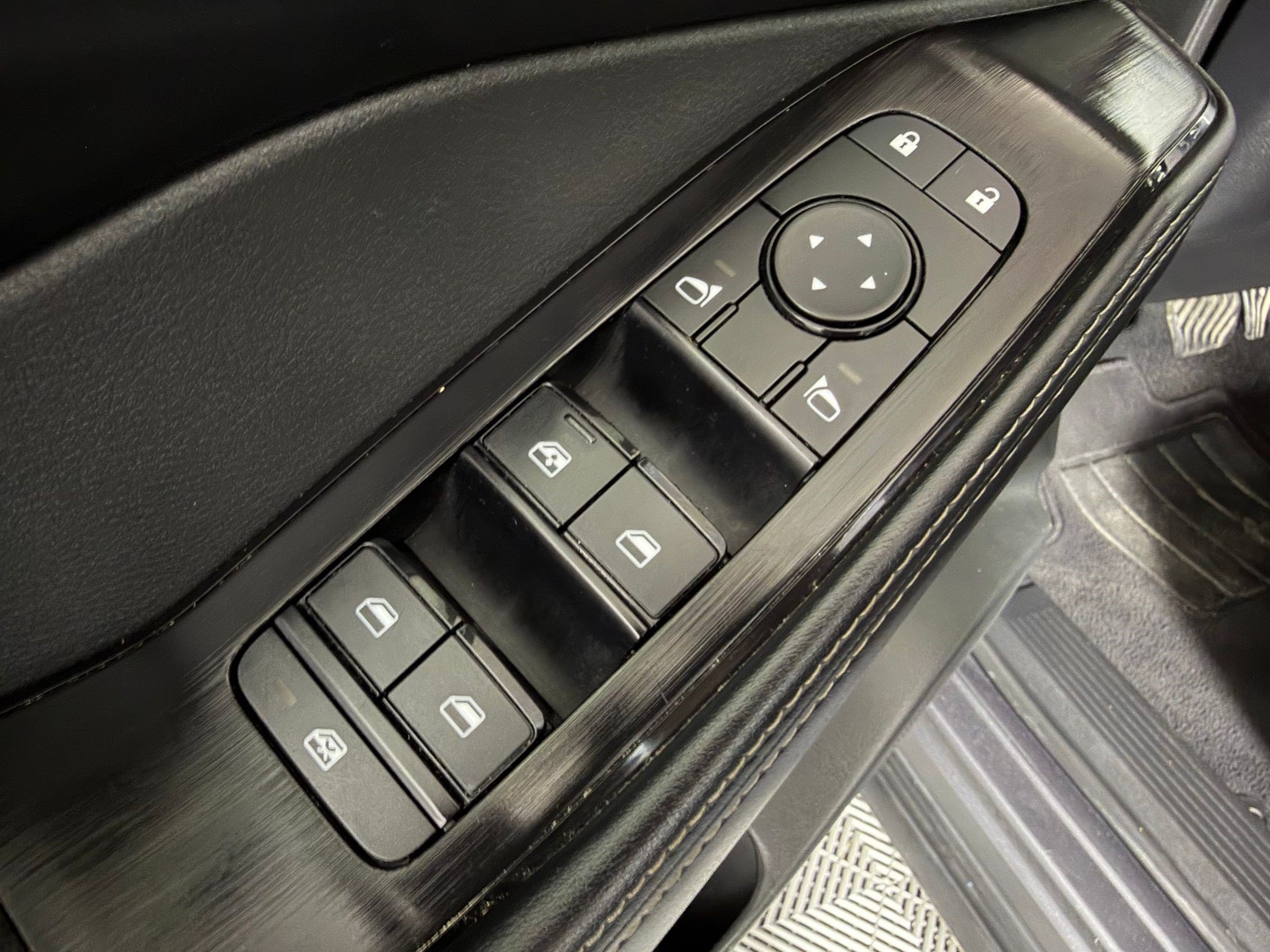 Used 2025 Nissan Rogue SV FWD image 23