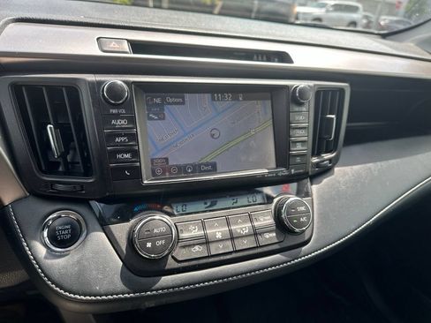 Used 2018 Toyota RAV4 Limited FWD image 13
