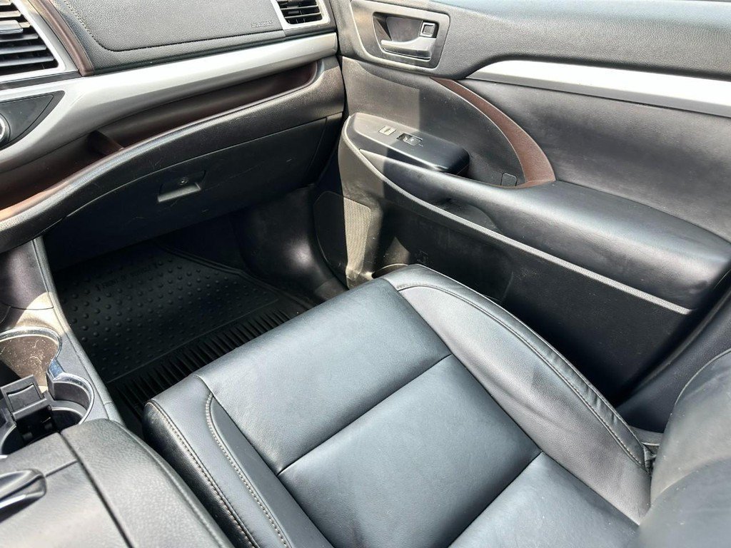 Used 2019 Toyota Highlander XLE AWD/4WD image 18