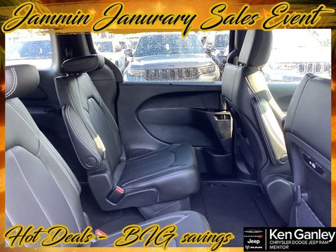 New 2026 Chrysler Pacifica Select image 18