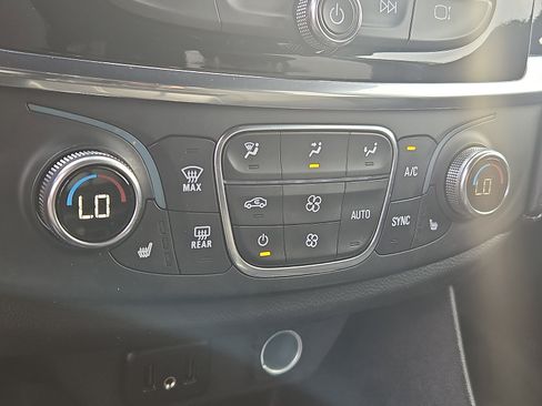 Used 2023 Chevrolet Traverse LT AWD/4WD image 16