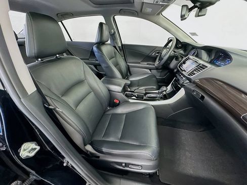 Used 2017 Honda Accord Touring image 29