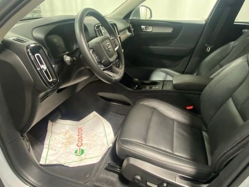 Used 2025 Volvo XC40 B5 Core image 10