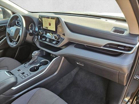 Used 2025 Toyota Highlander LE FWD image 22