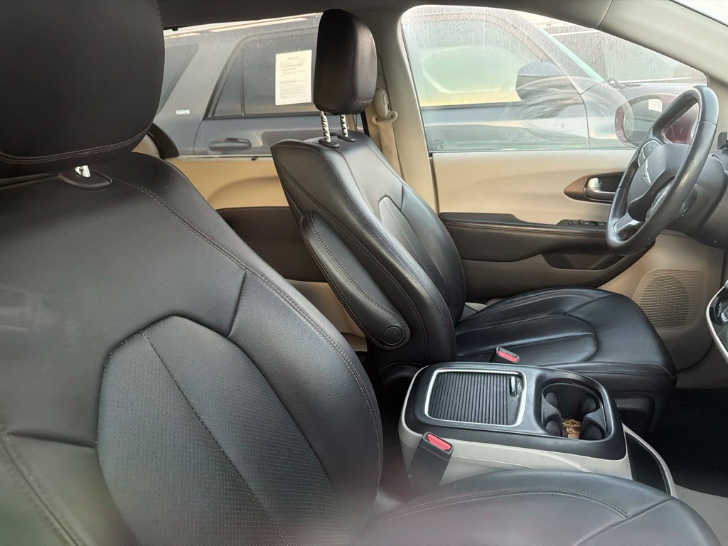 Used 2017 Chrysler Pacifica Touring-L Plus FWD image 2