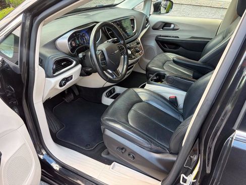 Used 2021 Chrysler Pacifica Touring-L FWD image 5