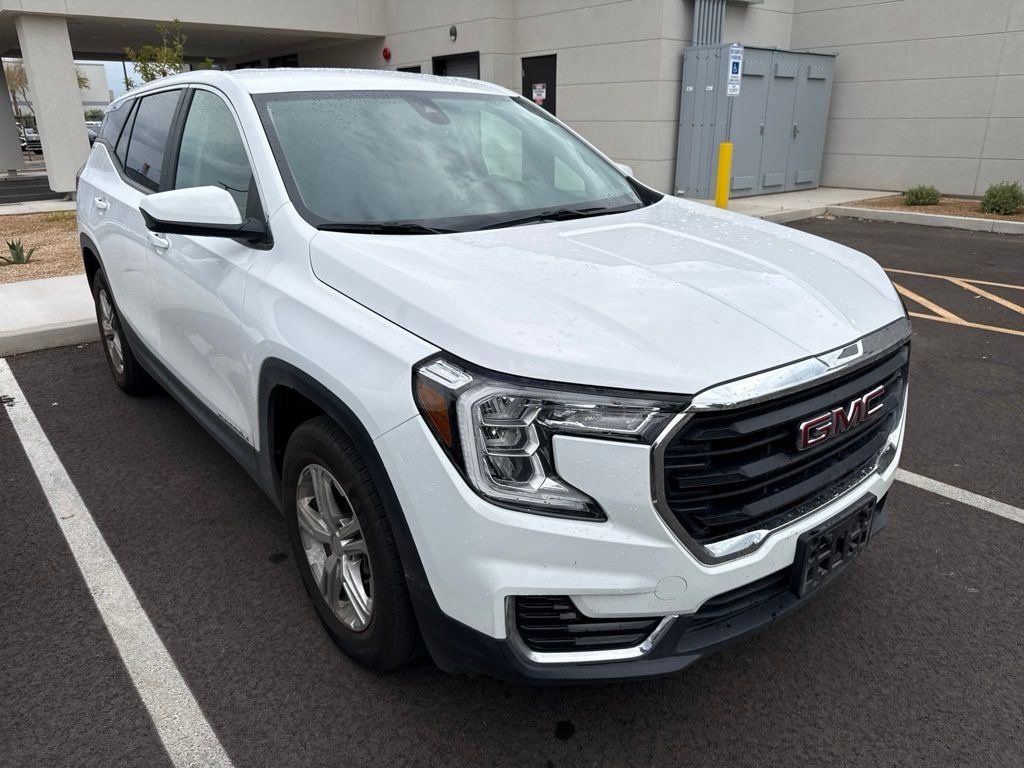 Used 2024 GMC Terrain SLE FWD image 1