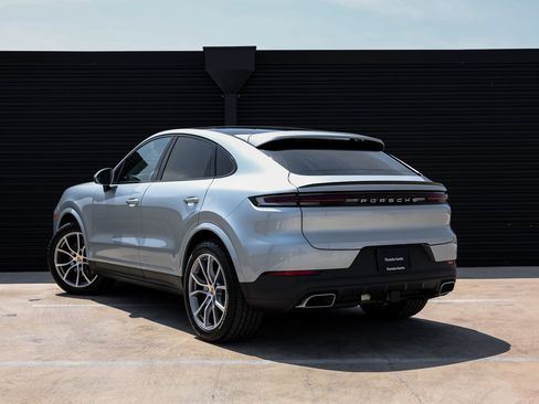 Certified 2025 Porsche Cayenne Coupe image 3
