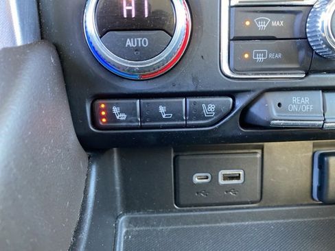 Used 2022 GMC Yukon XL SLT w/ SLT Premium Package image 30