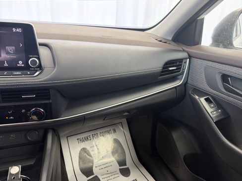 Used 2023 Nissan Rogue S image 11