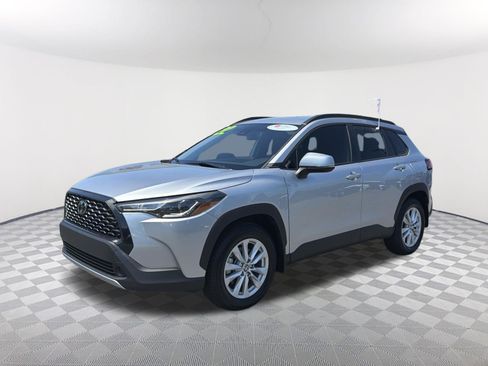 Certified 2022 Toyota Corolla Cross LE AWD/4WD image 3