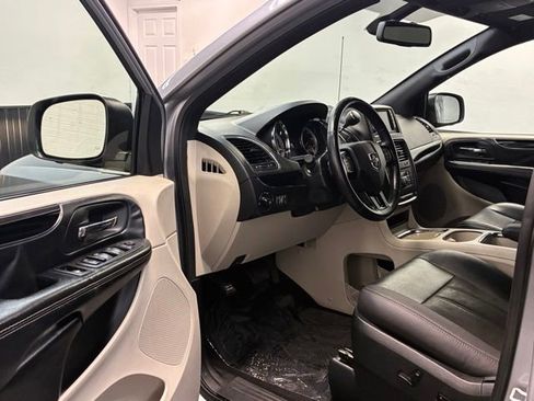 Used 2019 Dodge Grand Caravan SXT w/ Driver Convenience Group FWD image 9