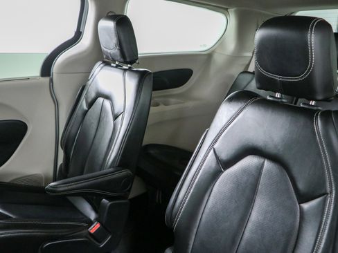 Used 2024 Chrysler Pacifica Touring-L FWD image 24