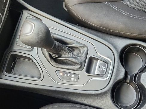 Used 2019 Jeep Cherokee Latitude w/ Popular Appearance Group image 15