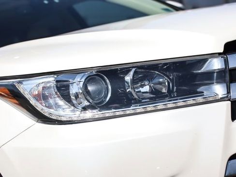 Used 2017 Toyota Highlander Limited w/ Carpet Mat Package image 14