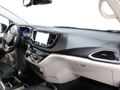 Used 2024 Chrysler Pacifica Touring-L FWD image 16