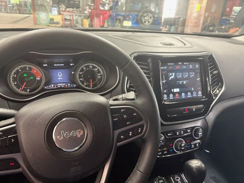 Used 2022 Jeep Cherokee Limited w/ Mopar Interior Package AWD/4WD image 2