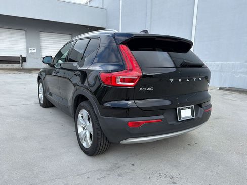 Used 2020 Volvo XC40 T4 Momentum FWD image 3
