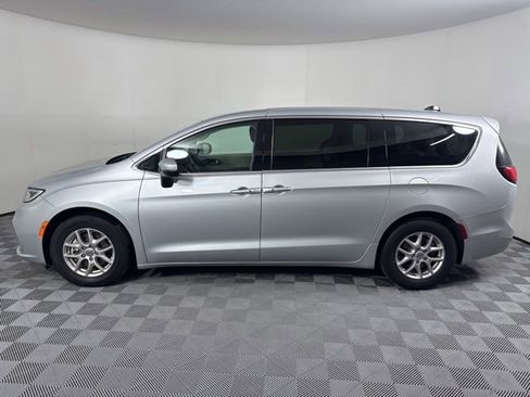 Used 2023 Chrysler Pacifica Touring-L image 6
