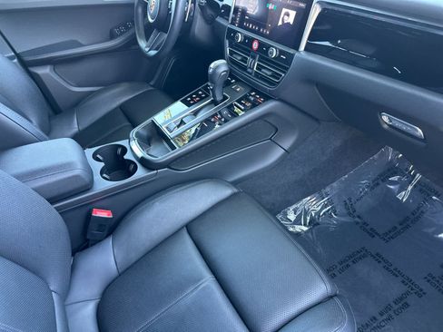 Certified 2025 Porsche Macan AWD/4WD image 17