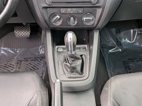 Used 2017 Volkswagen Jetta SE FWD image 19