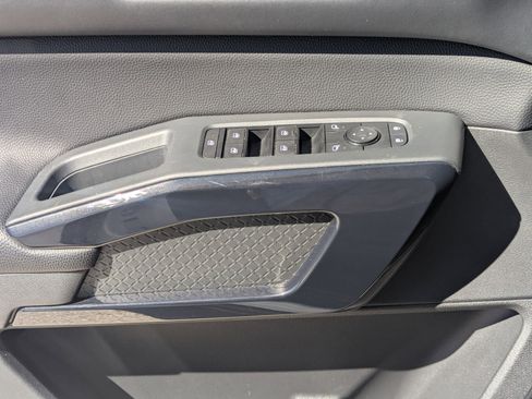 Used 2025 Nissan Pathfinder SV image 11