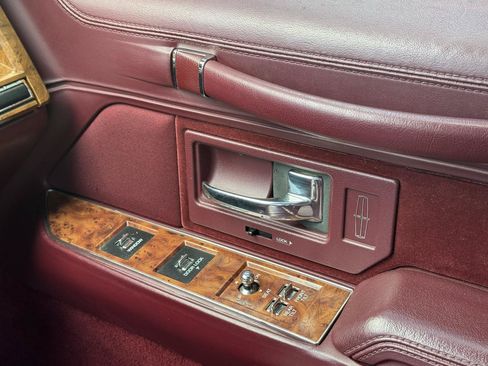 Used 1994 Lincoln Town Car Executive RWD image 25