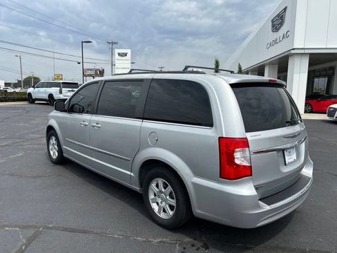 Used 2012 Chrysler Town & Country Touring w/ Entertainment Group #1 FWD image 9