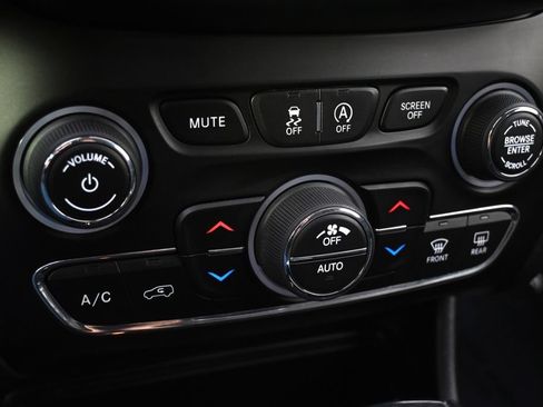 Used 2019 Jeep Cherokee Trailhawk AWD/4WD image 32