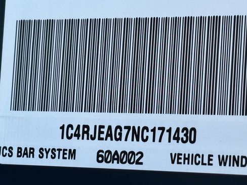 Used 2022 Jeep Grand Cherokee Laredo E image 30