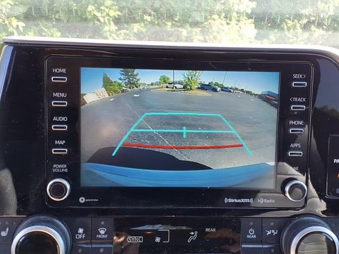 Used 2021 Toyota Highlander XLE image 18